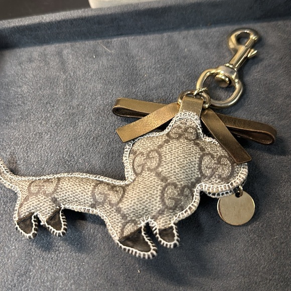 Signed GUCCI Dachshund Keychain Gold Tone New - Picture 4 of 6